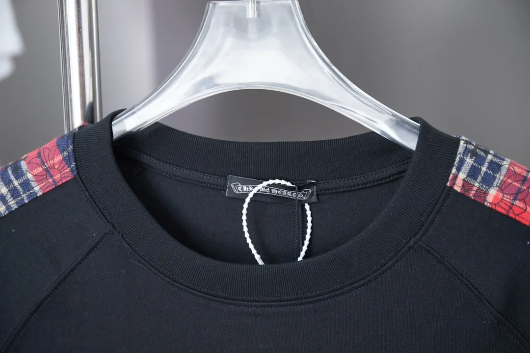 🅿️190 Ch*ome Hearte 25SS Early Spring New Style Ribbon Crow Heart Cross Short Sleeves Light Luxury Essential Item for Daily Commuting for Men and Women Correct Version Welcome to Compare Detailed Features · 320g 100% pure cotton double yarn jersey fabric · Custom dyed in the same cylinder, special thickened 32 count double-ply 1X1 thread · Raglan sleeves spliced with Crow Heart webbing design. Chest embroidered patchwork Crow heart canvas➕Hand-stitched hardware accessories · Double-needle stitching across seams · Original main mark, washed tag, branded moisture-proof paper packaging Color: black/white Size: S/M/L/XL